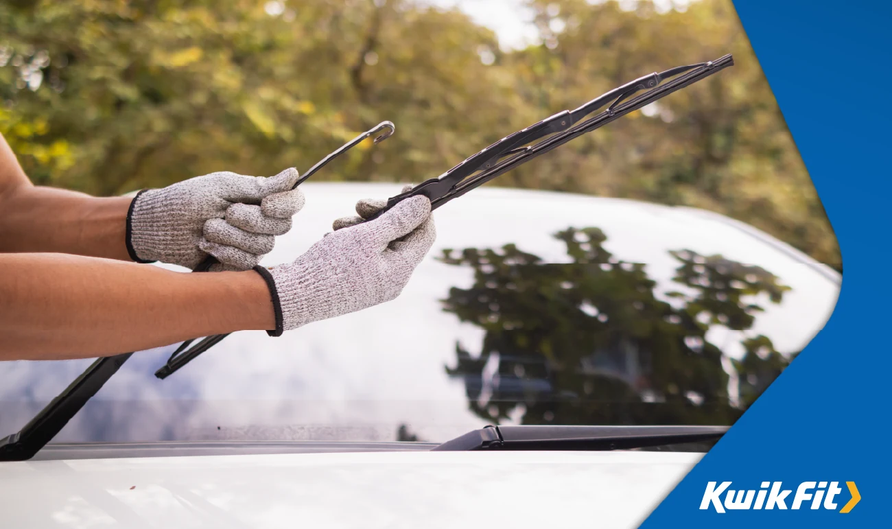 Replacing a windscreen wiper